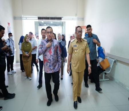 Pj Gubri, Rahman Hadi dampingi Komisi IX DPR RI Tinjau RSUD Arifin Achmad (foto/Yuni)